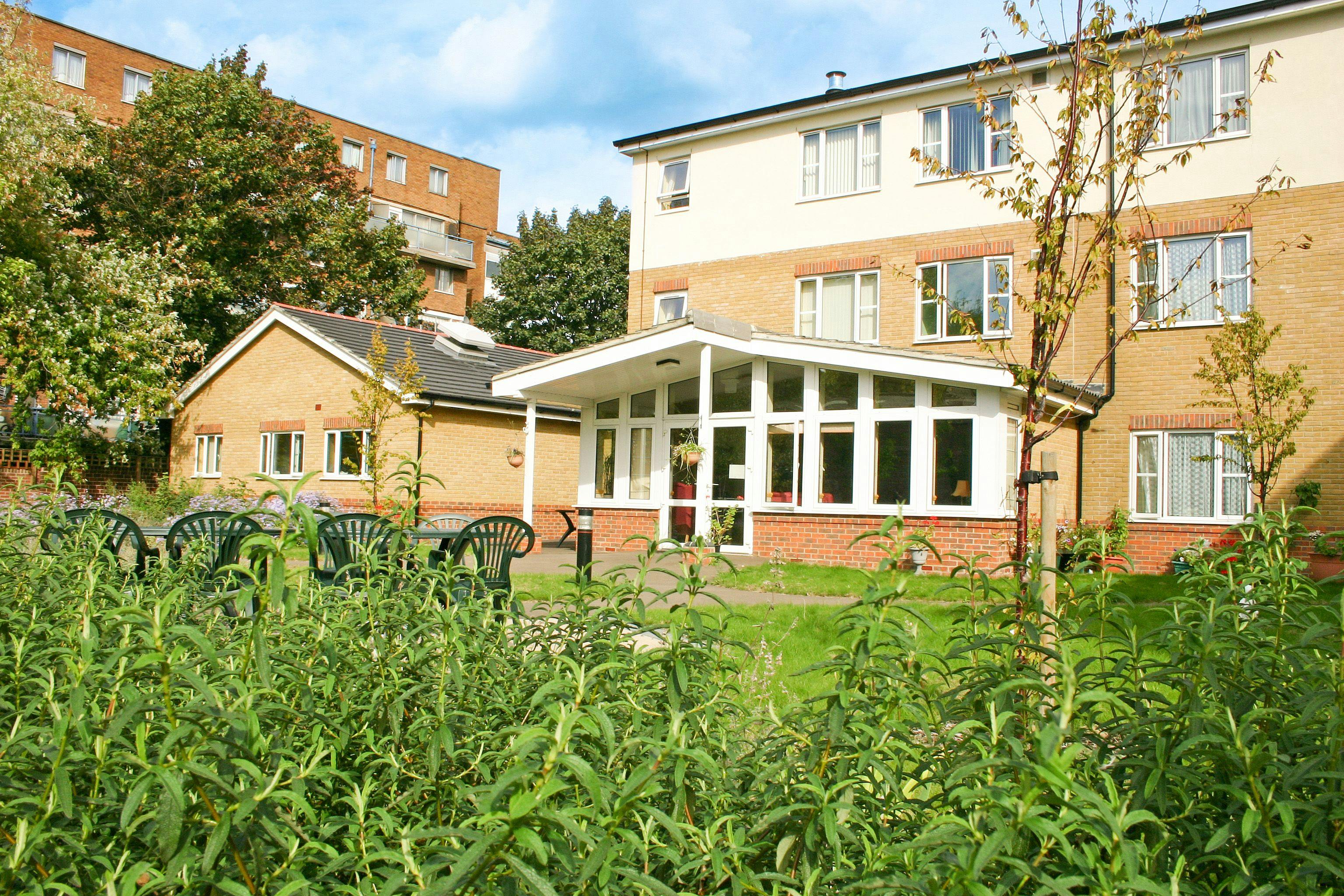 Bluegrove House Care Home in London 4