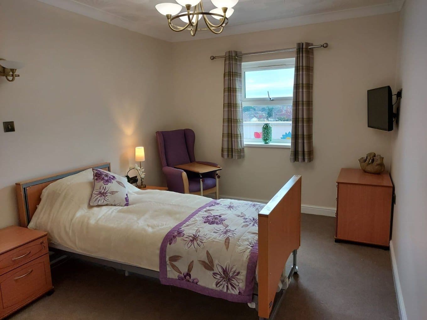 Luxury Care - Eagles Mount care home 7