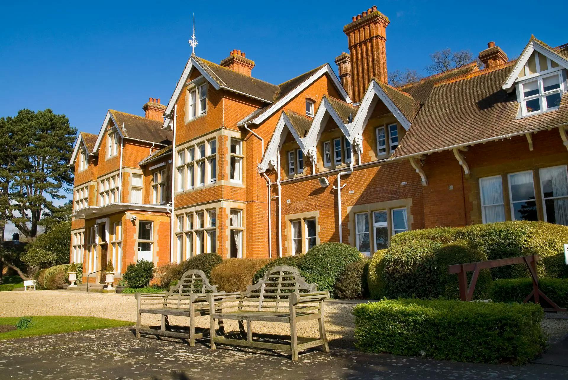 Exterior of Oaken Holt care home in Oxford, Oxfordshire