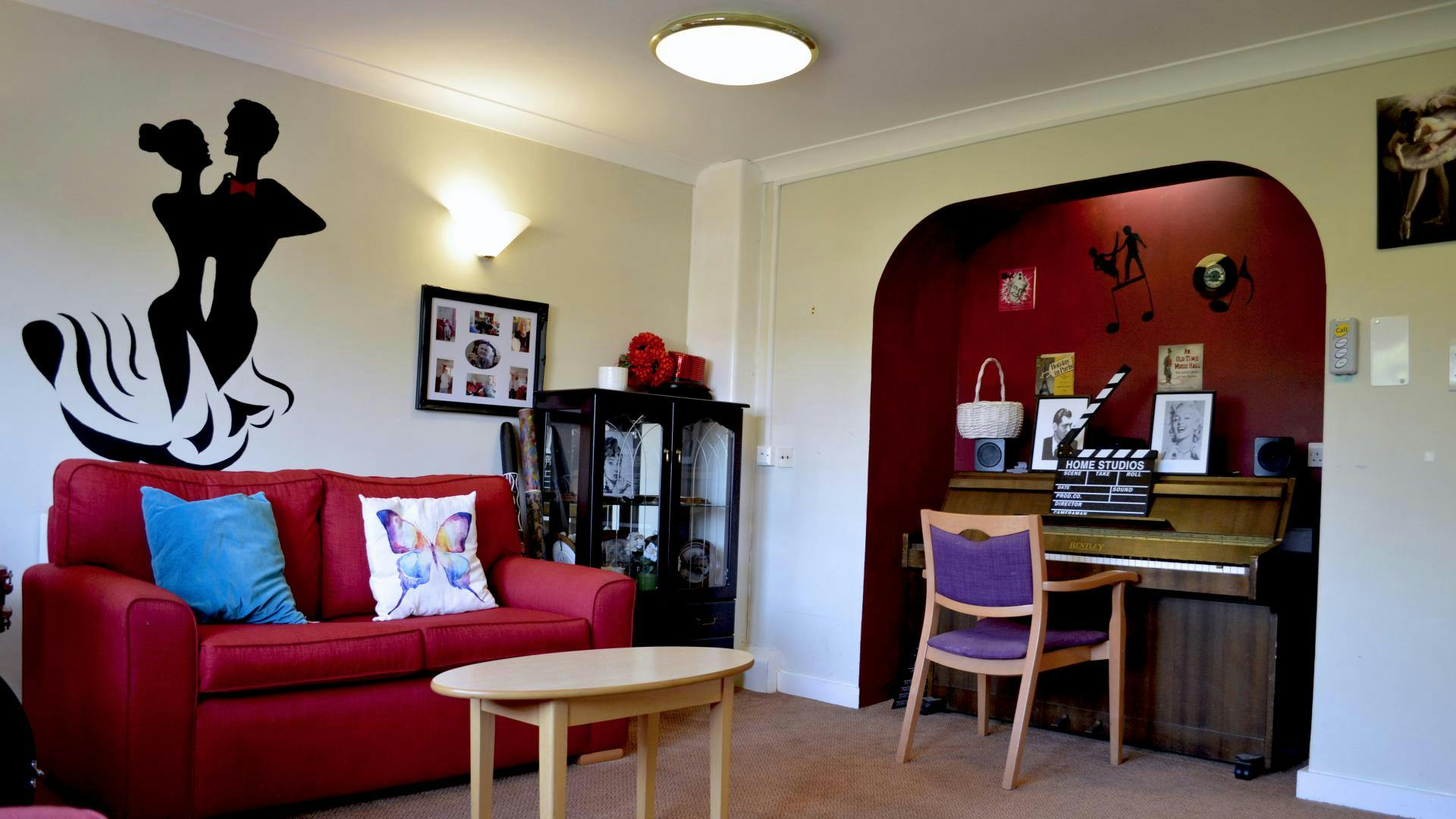 Communal Lounge at Longlands Care Home in Oxford, Oxfordshire