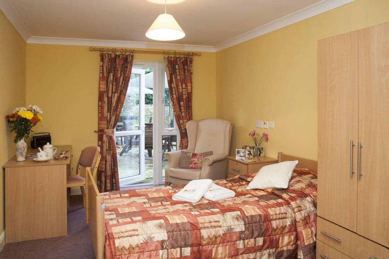 Four Seasons Health Care - Kingfisher House care home 6